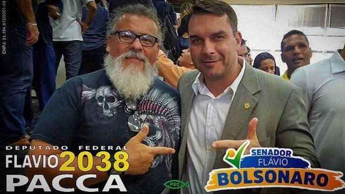 Pacca com Flavio Bolsonaro(foto: Facebook / Reprodução ) Pacca com Flavio Bolsonaro(foto: Facebook / Reprodução )