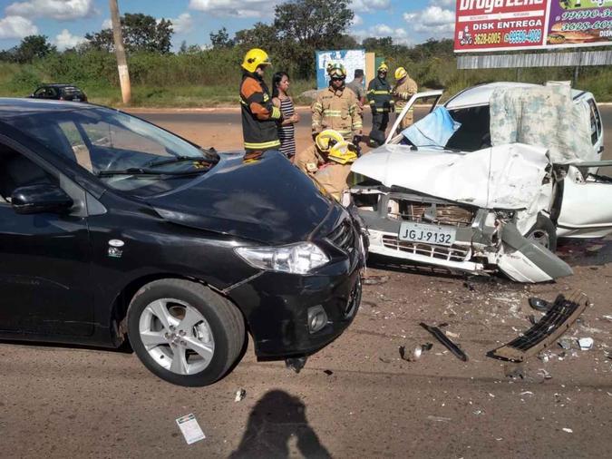 Duas pessoas estavam no Fiat/Uno: o motorista morreu e uma passageira conduzida ao hospital(foto: CBMDF/Divulgação) Duas pessoas estavam no Fiat/Uno: o motorista morreu e uma passageira conduzida ao hospital(foto: CBMDF/Divulgação)