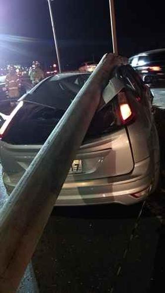 Por sorte, o poste não caiu ao lado do motorista. O homem sofreu uma fratura no braço esquerdo e passa bem(foto: CBMDF/Divulgação) Por sorte, o poste não caiu ao lado do motorista. O homem sofreu uma fratura no braço esquerdo e passa bem(foto: CBMDF/Divulgação)