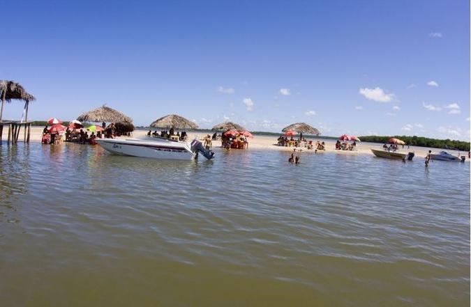 O percurso até a ilha Croa do Goré pode ser feito de catamarã ou em lanchas. Praia durante seis horas por dia(foto: Agência Sergipe de Notícias/Divulgação) O percurso até a ilha Croa do Goré pode ser feito de catamarã ou em lanchas. Praia durante seis horas por dia(foto: Agência Sergipe de Notícias/Divulgação)