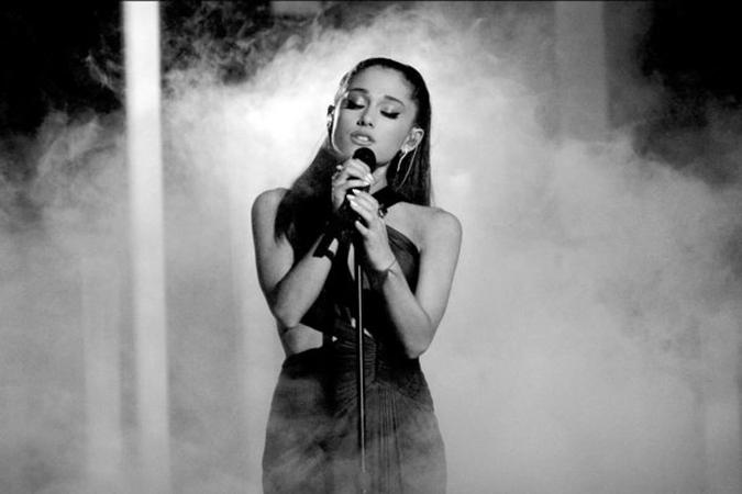 Ariana Grande passou por uma situação desconfortável ao ser abordada por fã ao lado do seu namorado (foto: Reprodução/Internet) Ariana Grande passou por uma situação desconfortável ao ser abordada por fã ao lado do seu namorado (foto: Reprodução/Internet)