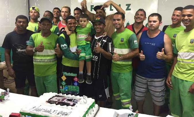 Fã de caminhões de lixo, foi a vez de Vinícius, de apenas cinco anos, ganhar uma enorme festa de aniversário sobre a temática(foto: Facebook/Reprodução) Fã de caminhões de lixo, foi a vez de Vinícius, de apenas cinco anos, ganhar uma enorme festa de aniversário sobre a temática(foto: Facebook/Reprodução)
