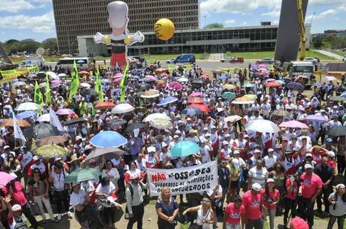Em 7 de outubro, servidores públicos tomaram a Praça do Buriti em reação ao decreto antigreve do GDF que previa corte de ponto e demissão (foto: Minervino Junior/CB/D.A Press) Em 7 de outubro, servidores públicos tomaram a Praça do Buriti em reação ao decreto antigreve do GDF que previa corte de ponto e demissão (foto: Minervino Junior/CB/D.A Press)