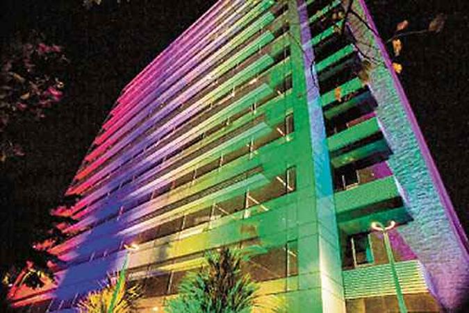 Prédio da Oracle em São Paulo ganhou as cores do movimento gay em defesa da não discriminação de gênero para as contratações (foto: Divulgação ) Prédio da Oracle em São Paulo ganhou as cores do movimento gay em defesa da não discriminação de gênero para as contratações (foto: Divulgação )