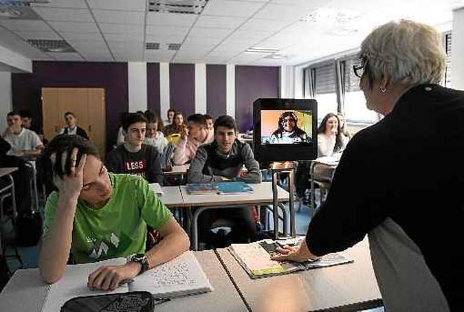 O tempo dedicado à formação educacional é preditor de renda e longevidade: cientistas ainda precisam descobrir como se dá a influência dos genes (foto: Philippe Desmazes\AFP - 20/3/18) O tempo dedicado à formação educacional é preditor de renda e longevidade: cientistas ainda precisam descobrir como se dá a influência dos genes (foto: Philippe Desmazes\AFP - 20/3/18)