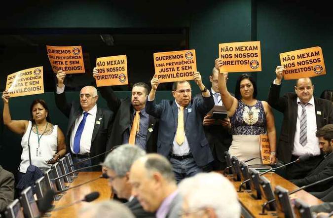 Protesto contra a reforma da Previdência, durante Reunião Ordinária(foto: Gilmar Felix/Camara dos Deputados) Protesto contra a reforma da Previdência, durante Reunião Ordinária(foto: Gilmar Felix/Camara dos Deputados)
