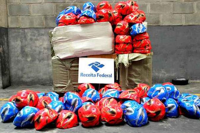 Além de bolas de futebol, Alfândega apreendeu capas de tablets, material escolar e armas de brinquedo(foto: Receita Federal/Divulgação) Além de bolas de futebol, Alfândega apreendeu capas de tablets, material escolar e armas de brinquedo(foto: Receita Federal/Divulgação)