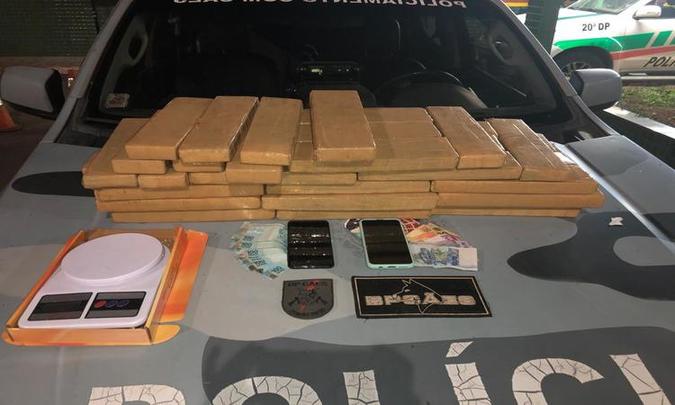 Foram apreendido 47 tabletes de maconha, dinheiro em espécie e uma balança de precisão(foto: Divulgação/PMDF) Foram apreendido 47 tabletes de maconha, dinheiro em espécie e uma balança de precisão(foto: Divulgação/PMDF)