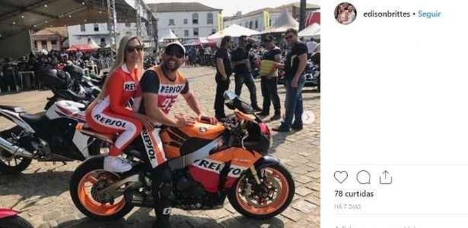Edison e a esposa, Cristiana Brittes, na moto apreendida pela polícia(foto: Reprodução/Instagram) Edison e a esposa, Cristiana Brittes, na moto apreendida pela polícia(foto: Reprodução/Instagram)