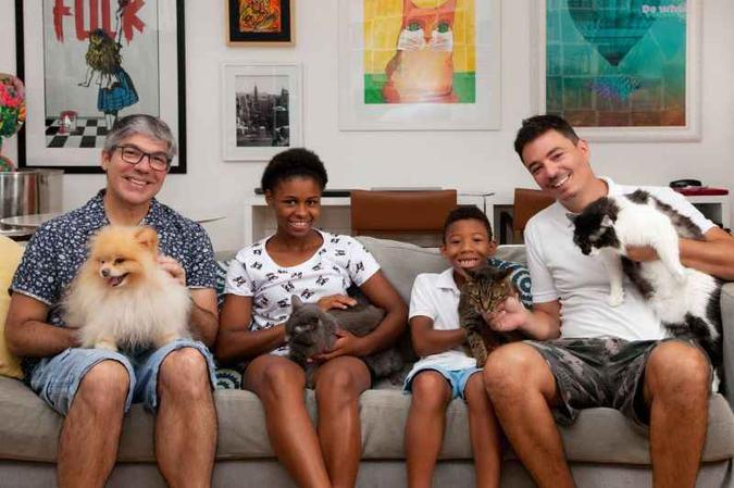 Gilberto, Rafaela, Paulo Henrique e Rodrigo mostram que o carinho e o acolhimento foram essenciais em casa, assim como em qualquer família(foto: Arquivo Pessoal) Gilberto, Rafaela, Paulo Henrique e Rodrigo mostram que o carinho e o acolhimento foram essenciais em casa, assim como em qualquer família(foto: Arquivo Pessoal)