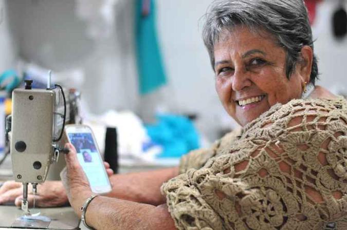 A costureira Gilda Rodrigues usa a internet para se comunicar com a família e os clientes: A costureira Gilda Rodrigues usa a internet para se comunicar com a família e os clientes: