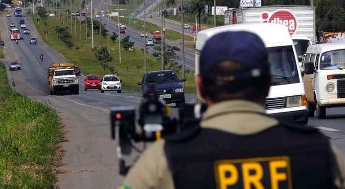 Cerca 2.615 autos de infração foram registrados e 11.507 flagrantes de excesso de velocidade(foto: Ronaldo de Oliveira/CB/D.A Press) Cerca 2.615 autos de infração foram registrados e 11.507 flagrantes de excesso de velocidade(foto: Ronaldo de Oliveira/CB/D.A Press)
