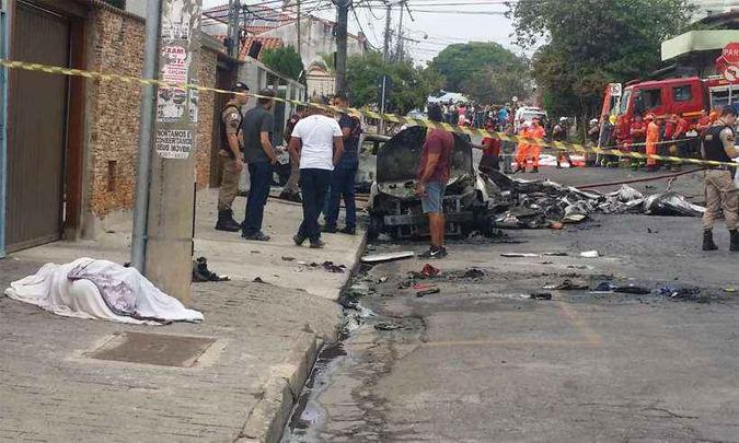 Segundo o Corpo de Bombeiros, avião caiu sobre carros e houve um incêndio. Três pessoas morreram. Uma delas seria um pedestre(foto: Paulo Filgueiras/EM/DA Press) Segundo o Corpo de Bombeiros, avião caiu sobre carros e houve um incêndio. Três pessoas morreram. Uma delas seria um pedestre(foto: Paulo Filgueiras/EM/DA Press)