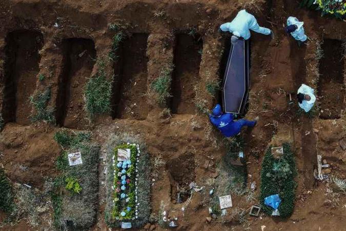 Enterro em uma das covas recentemente abertas para receber vítimas da covid-19 no Cemitério Vila Formosa, em São Paulo: imagem simbólica(foto: AFP / NELSON ALMEIDA) Enterro em uma das covas recentemente abertas para receber vítimas da covid-19 no Cemitério Vila Formosa, em São Paulo: imagem simbólica(foto: AFP / NELSON ALMEIDA)