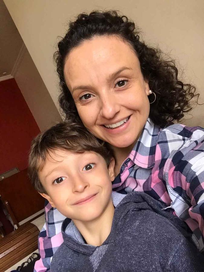 Lívia Pacheco e o filho, Filipe, dividem os afazeres da cozinha e da casa para estreitar os laços durante o recesso forçado (foto: Arquivo pessoal) Lívia Pacheco e o filho, Filipe, dividem os afazeres da cozinha e da casa para estreitar os laços durante o recesso forçado (foto: Arquivo pessoal)