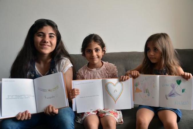Projeto lança livro de crianças refugiadas no Brasil. Entre as autoras estão as irmãs sírias Shahad Al Saiddaoud, Yasmin Al Saiddaoud, e Razan Al Saiddaoud(foto: Rovena Rosa/Agência Brasil) Projeto lança livro de crianças refugiadas no Brasil. Entre as autoras estão as irmãs sírias Shahad Al Saiddaoud, Yasmin Al Saiddaoud, e Razan Al Saiddaoud(foto: Rovena Rosa/Agência Brasil)