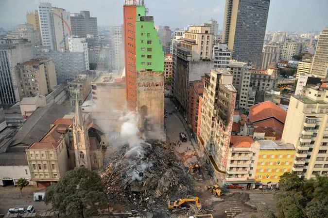 Escombros do edifício Wilton Paes de Almeida, no centro de São Paulo, que desabou após incêndio em 1º de maio de 2018 (foto: Rovena Rosa/Agência Brasil) Escombros do edifício Wilton Paes de Almeida, no centro de São Paulo, que desabou após incêndio em 1º de maio de 2018 (foto: Rovena Rosa/Agência Brasil)