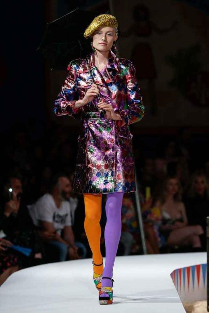 A irreverência sempre presente na Moschino trouxe uma produção divertida e nada óbvia, comprovando que o metalizado multicolorido é escolha certa para os dias de inverno e meia-estação.(foto: Moschino) A irreverência sempre presente na Moschino trouxe uma produção divertida e nada óbvia, comprovando que o metalizado multicolorido é escolha certa para os dias de inverno e meia-estação.(foto: Moschino)