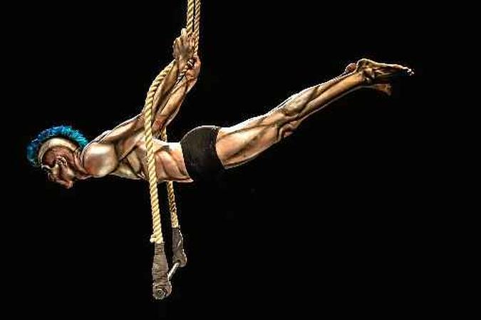 Voo livre que une acrobacia e corpo tatuado por maquiagem cênica(foto: Sartory/Divulgação) Voo livre que une acrobacia e corpo tatuado por maquiagem cênica(foto: Sartory/Divulgação)