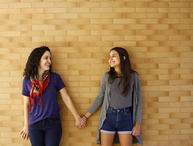 Por meio de um curso de oratória, Maria Clara passou a se comunicar melhor com a mãe, Mara Queiroz Oliveira (foto: Ana Rayssa/CB/D.A Press) Por meio de um curso de oratória, Maria Clara passou a se comunicar melhor com a mãe, Mara Queiroz Oliveira (foto: Ana Rayssa/CB/D.A Press)
