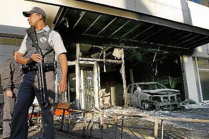 Agência bancária destruída pelo PCC em São Paulo: roubos, tráfico e sonegação de impostos enchem os cofres da facção criminosa(foto: Caio Guatelli/Folhapress) Agência bancária destruída pelo PCC em São Paulo: roubos, tráfico e sonegação de impostos enchem os cofres da facção criminosa(foto: Caio Guatelli/Folhapress)