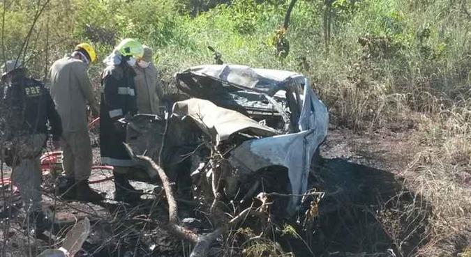 Nove pessoas morreram em acidente. Quatro delas estavam em carro com placa de Brasília(foto: Divulgação/CBMDF) Nove pessoas morreram em acidente. Quatro delas estavam em carro com placa de Brasília(foto: Divulgação/CBMDF)