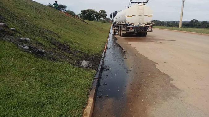 Chorume descarregando na área de contenção de águas pluviais(foto: SLU/Divulgação) Chorume descarregando na área de contenção de águas pluviais(foto: SLU/Divulgação)