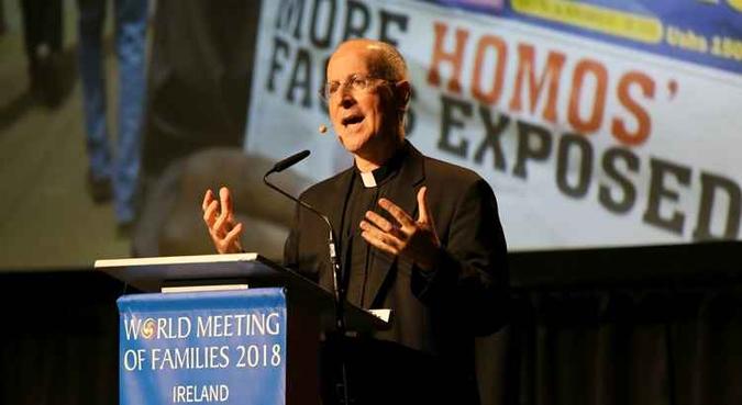 Convidado pelo Vaticano, o jesuíta americano James Martin pregou uma calorosa recepção dos homossexuais dentro da Igreja católica(foto: AFP) Convidado pelo Vaticano, o jesuíta americano James Martin pregou uma calorosa recepção dos homossexuais dentro da Igreja católica(foto: AFP)