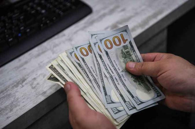Às 9h28 desta segunda, o dólar á vista subia a R$ 3,7025(foto: Ozan Kose/AFP) Às 9h28 desta segunda, o dólar á vista subia a R$ 3,7025(foto: Ozan Kose/AFP)