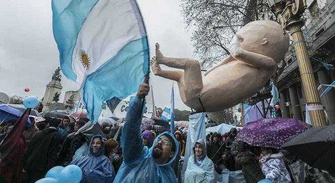 A espera do resultado, manifestantes pró e contra a legalização se concentravam em torno do Congresso(foto: AFP) A espera do resultado, manifestantes pró e contra a legalização se concentravam em torno do Congresso(foto: AFP)
