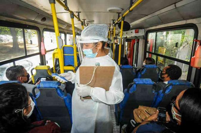 Agente da secretaria de Saúde confere a temperatura e faz perguntas a passageiros de ônibus procedentes de cidades da Região Metropolitana de Belo Horizonte (RMBH)(foto: Leandro Couri/EM) Agente da secretaria de Saúde confere a temperatura e faz perguntas a passageiros de ônibus procedentes de cidades da Região Metropolitana de Belo Horizonte (RMBH)(foto: Leandro Couri/EM)