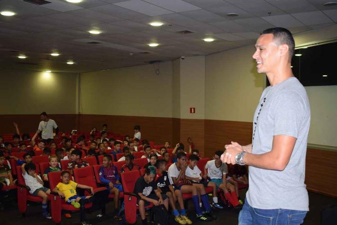 Zagueiro do Gama, Emerson conta sua história para as crianças(foto: Camila de Magalhães/FAC)