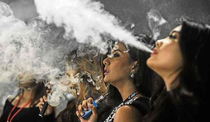 Não há padronização para a composição dos e-líquidos, que são criados de forma a atrair usuários, principalmente jovens, pelo cheiro e pelo gosto(foto: Mohd Rasfan/AFP) Não há padronização para a composição dos e-líquidos, que são criados de forma a atrair usuários, principalmente jovens, pelo cheiro e pelo gosto(foto: Mohd Rasfan/AFP)