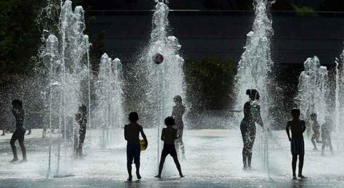 Crianças se refrescam em Paris(foto: AFP/Arquivos ) Crianças se refrescam em Paris(foto: AFP/Arquivos )