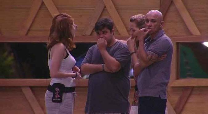 A família defende que a troca de beijos não tem nada demais.(foto: TVGlobo/Reprodução) A família defende que a troca de beijos não tem nada demais.(foto: TVGlobo/Reprodução)