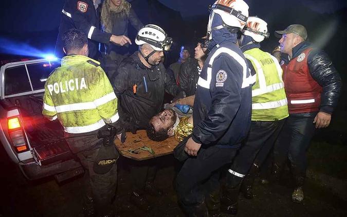 Equipes resgatam um dos sobreviventes da queda do avião nas montanhas de Cerro Gordo, no município de La UniónRaul Arboleda/AFP Equipes resgatam um dos sobreviventes da queda do avião nas montanhas de Cerro Gordo, no município de La UniónRaul Arboleda/AFP