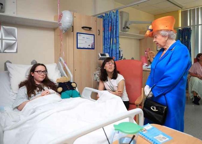 Rainha Elizabeth II e Amy Barlow(foto: Peter Byrne / POOL / AFP) Rainha Elizabeth II e Amy Barlow(foto: Peter Byrne / POOL / AFP)