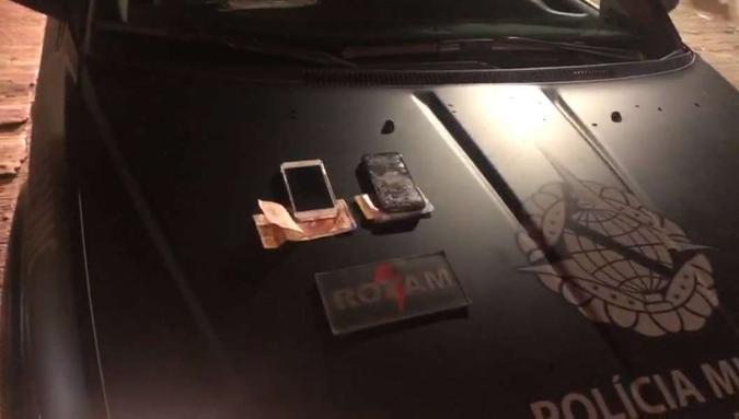 Dois celulares, dinheiro e cartões pessoais foram capturados pela Rotam(foto: Divulgação/PMDF) Dois celulares, dinheiro e cartões pessoais foram capturados pela Rotam(foto: Divulgação/PMDF)