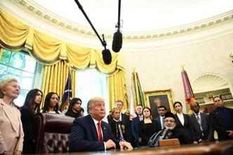 O presidente Donald Trump recebe vítimas de perseguição religiosa, no Salão Oval da Casa Branca: magnata tenta desqualificar os democratas(foto: Brendan Smialowski/AFP) O presidente Donald Trump recebe vítimas de perseguição religiosa, no Salão Oval da Casa Branca: magnata tenta desqualificar os democratas(foto: Brendan Smialowski/AFP)