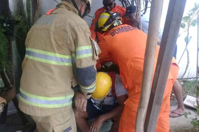 Homem sendo resgatado pelos Bombeiros após queda no poço(foto: CBMDF) Homem sendo resgatado pelos Bombeiros após queda no poço(foto: CBMDF)