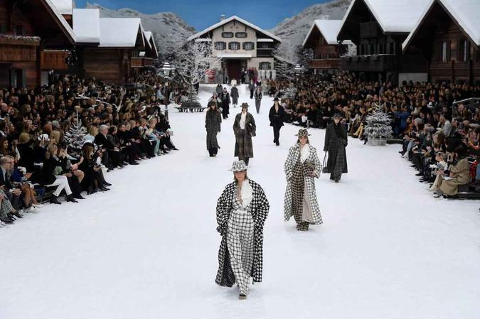 O Grand Palais, em Paris, se transformou em uma vila invernal. Antes do desfile, um minuto de silêncio em homenagem a Lagerfeld.Christophe Archambault/AFP O Grand Palais, em Paris, se transformou em uma vila invernal. Antes do desfile, um minuto de silêncio em homenagem a Lagerfeld.Christophe Archambault/AFP