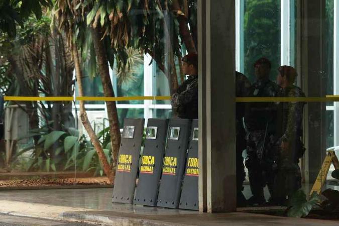 Soldados ocupam ministérios para proteger o patrimônio. Trabalhadores foram aconselhados a recolher pertences(foto: Luis Nova/Esp.CB/D.A. Press) Soldados ocupam ministérios para proteger o patrimônio. Trabalhadores foram aconselhados a recolher pertences(foto: Luis Nova/Esp.CB/D.A. Press)