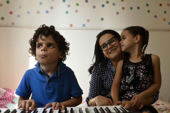 Com ouvido absoluto, Daniel se comunica, principalmente por meio da m�sica, com a m�e, Hedrienny, e a irm�, J�lia(foto: Minervino J�nior/CB/D.A Press)