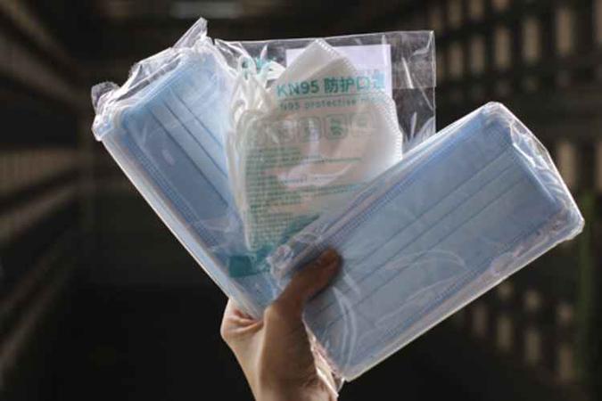 Secretaria de Saúde alerta população a respeito de vídeo com informações falsas sobre os equipamentos de proteção individuais (EPIs) distribuídos pela pasta(foto: Agência Saúde) Secretaria de Saúde alerta população a respeito de vídeo com informações falsas sobre os equipamentos de proteção individuais (EPIs) distribuídos pela pasta(foto: Agência Saúde)