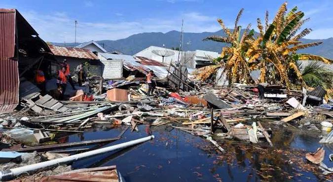 As autoridades temem que centenas de pessoas tenham sido soterradas entre os escombros de uma zona residencial(foto: AFP) As autoridades temem que centenas de pessoas tenham sido soterradas entre os escombros de uma zona residencial(foto: AFP)