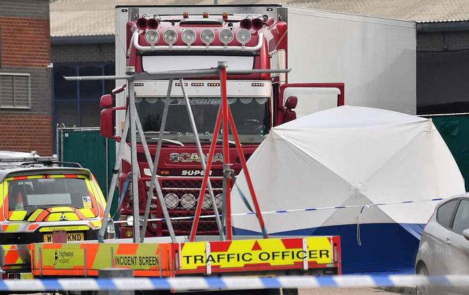 O motorista do caminhão, um norte-irlandês de 25 anos, foi detido por suspeita de assassinato(foto: Ben Stansall / AFP) O motorista do caminhão, um norte-irlandês de 25 anos, foi detido por suspeita de assassinato(foto: Ben Stansall / AFP)