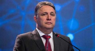 Ex-governador foi preso ontem por dois agentes da Polícia Federal por volta das 10h30, enquanto apresentava seu programa diário na Rádio Tupi(foto: Yasuyoshi Chiba/AFP) Ex-governador foi preso ontem por dois agentes da Polícia Federal por volta das 10h30, enquanto apresentava seu programa diário na Rádio Tupi(foto: Yasuyoshi Chiba/AFP)