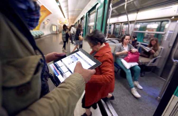 Como em metrôs e ônibus, o uso da internet durante o trajeto contribui para dar mais conforto aos passageiros, além de aproveitar o tempo(foto: Francois Guillot/AFP - 26/6/12) Como em metrôs e ônibus, o uso da internet durante o trajeto contribui para dar mais conforto aos passageiros, além de aproveitar o tempo(foto: Francois Guillot/AFP - 26/6/12)