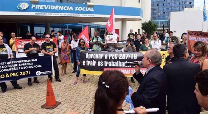 Servidores protestam em frente a sede do INSS(foto: Antonio Cunha/CB/D.A. Press) Servidores protestam em frente a sede do INSS(foto: Antonio Cunha/CB/D.A. Press)