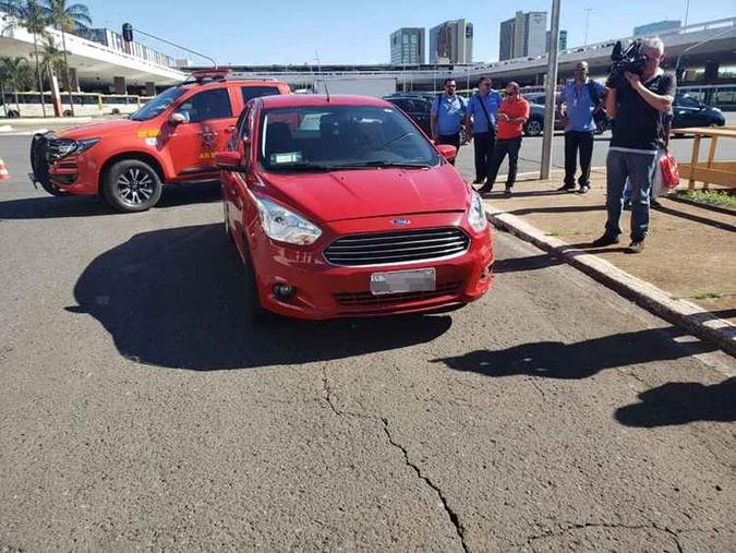 Motoristas teriam colidido os veículos ao realizarem a curva de entrada para o Eixão Sul(foto: Divulgação/CBMDF) Motoristas teriam colidido os veículos ao realizarem a curva de entrada para o Eixão Sul(foto: Divulgação/CBMDF)